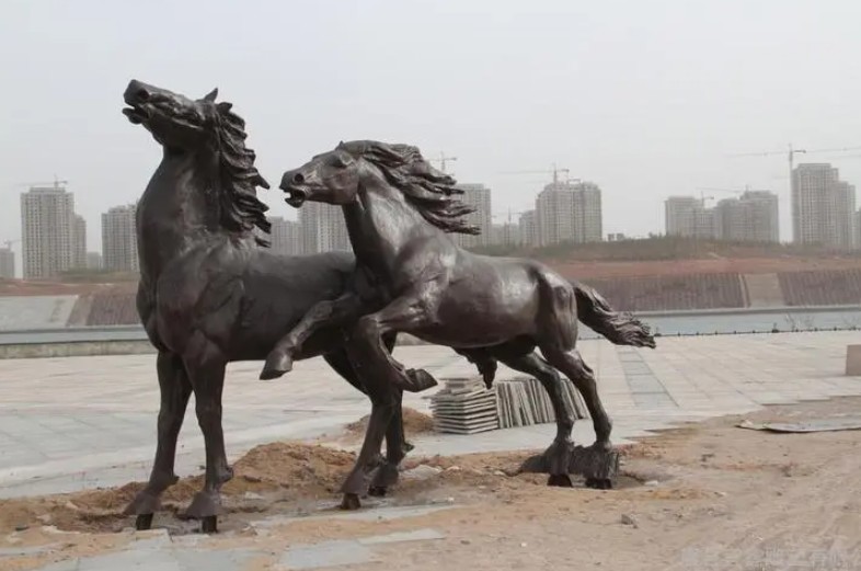铜马蓝狮娱乐雕塑的介绍
