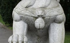 <b>影响玻璃钢雕塑价格的因素有哪些蓝狮在线?</b>