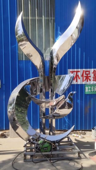怎样选择合适的不锈钢雕塑厂家蓝狮在线