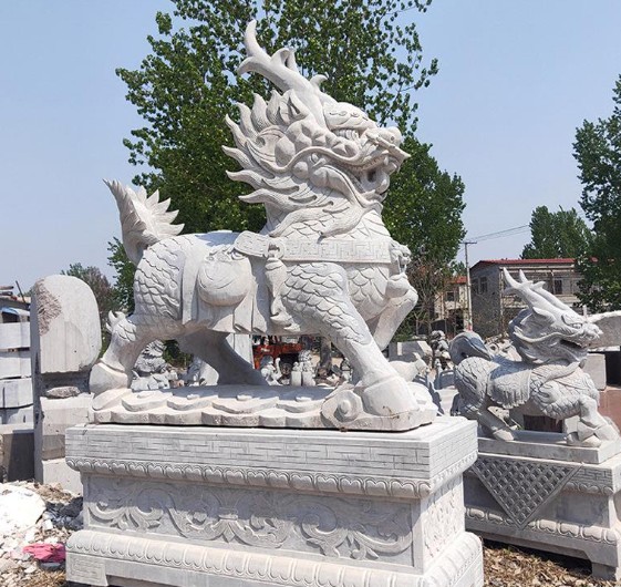 蓝狮选择石雕麒麟厂家的技巧有哪些