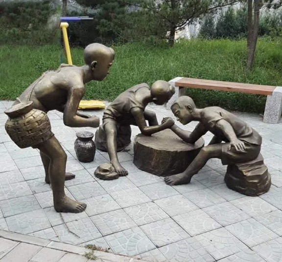 蓝狮在线定做儿童雕塑需要满足哪些要求