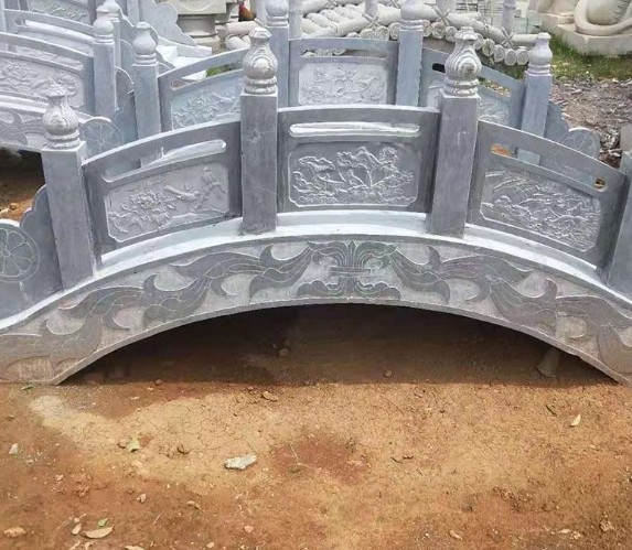 采用哪些蓝狮娱乐石材来雕刻制作石雕桥