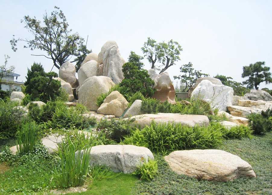 蓝狮园林景观中应用天然景观石有什么作用?