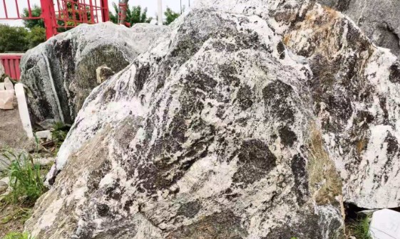 园林景观石如何摆放才美观、好看蓝狮在线?