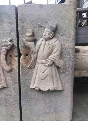 蓝狮浮雕人物的雕塑特征
