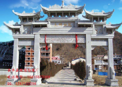<strong>村庄石牌坊与入口</strong>
